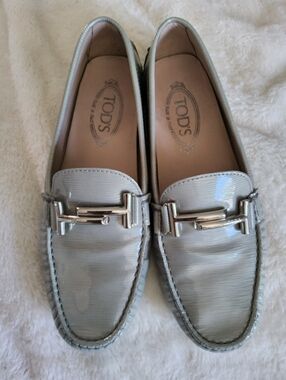 TOD'S Dove Grey Patent Gommino Drivers